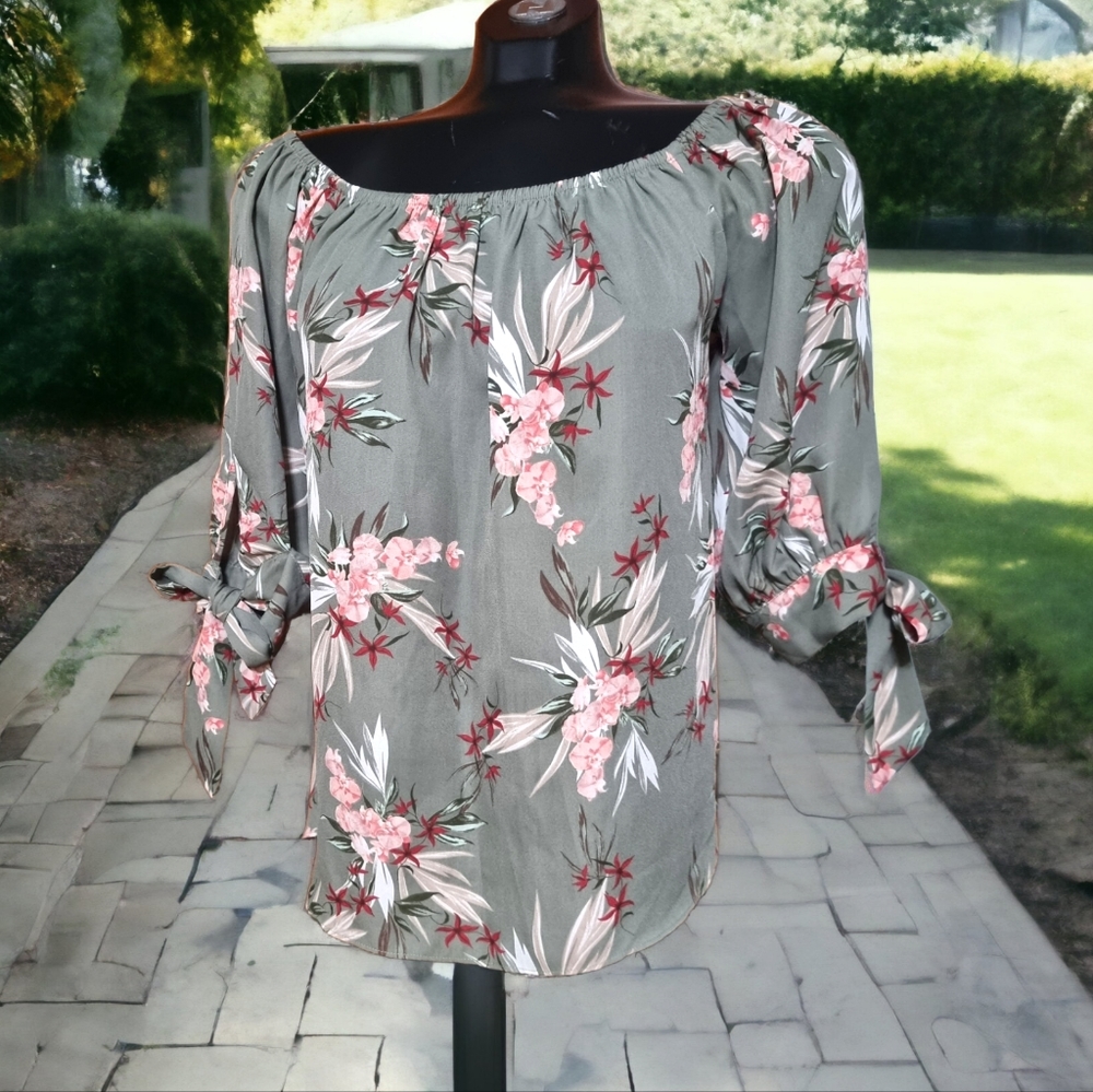 Suzy Shier Adorable Floral Top